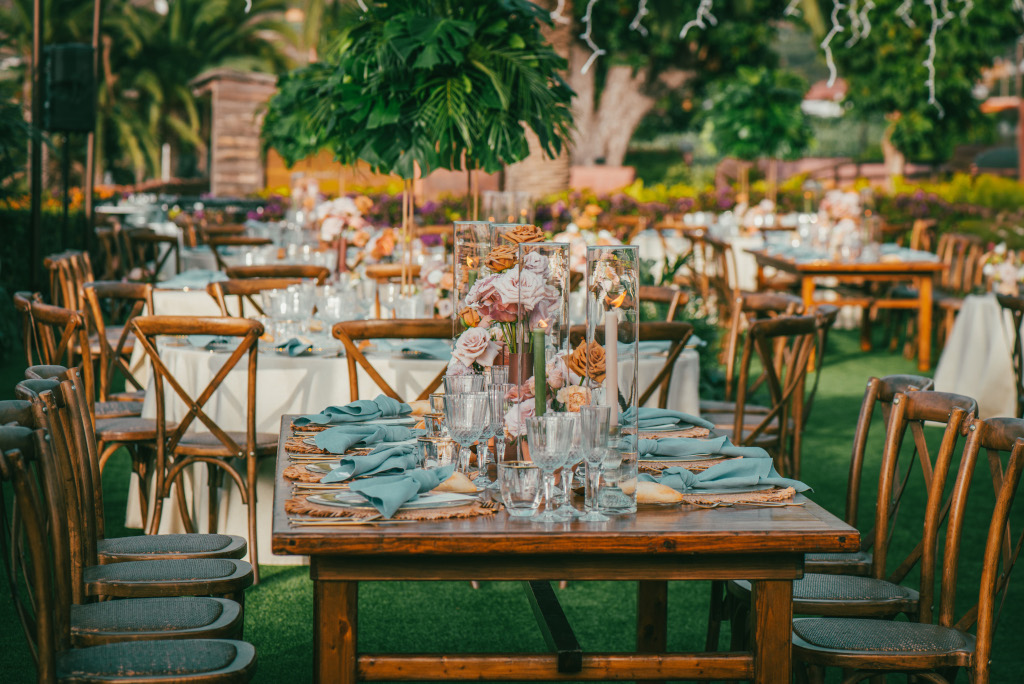 Outdoor banquet table in a garden in Tenerife, decorated with flowers.