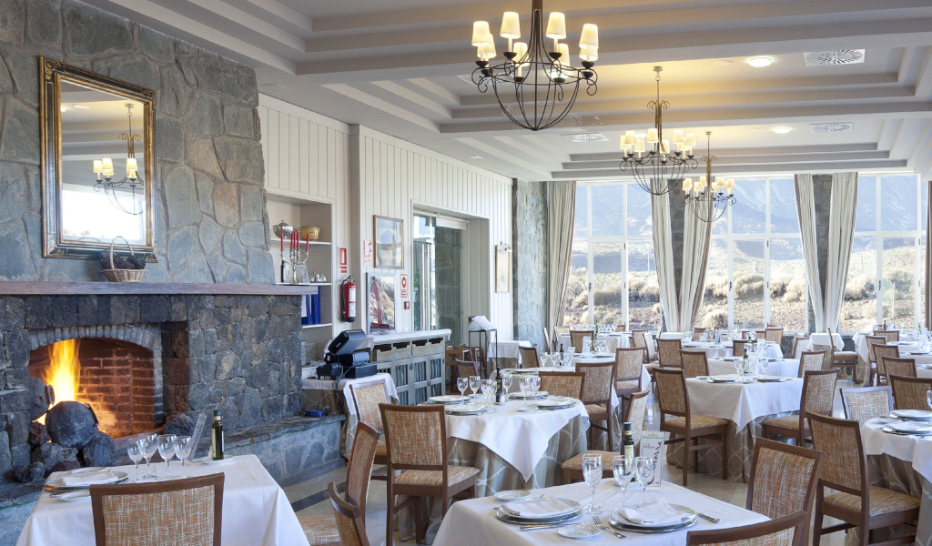Restaurant in Tenerife with fireplace and elegantly arranged tables.