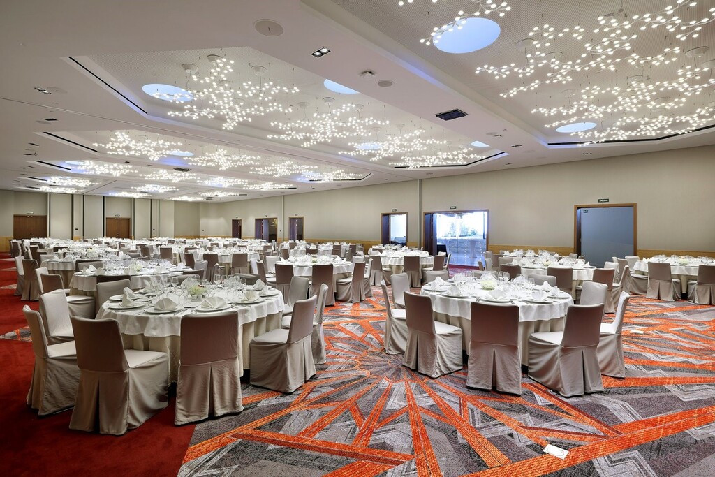 Event room with round tables and white chairs in Tenerife.