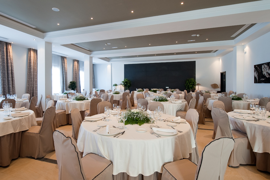 Event room with dressed round tables, located in Tenerife.