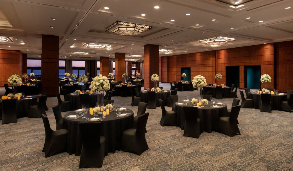 Elegant room with round tables decorated for an event in Santa Cruz de Tenerife.