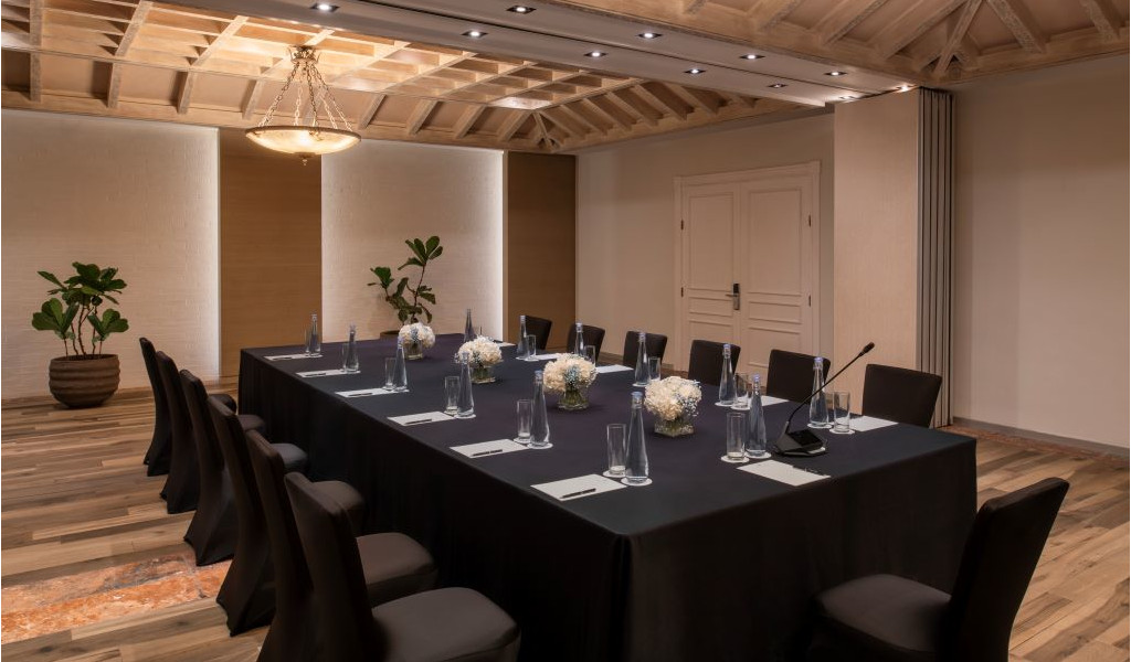 Meeting room with square table, chairs and floral decoration in Tenerife.
