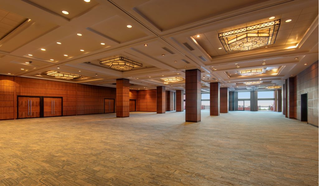 Large, empty space with carpet and ceiling lights in Tenerife.