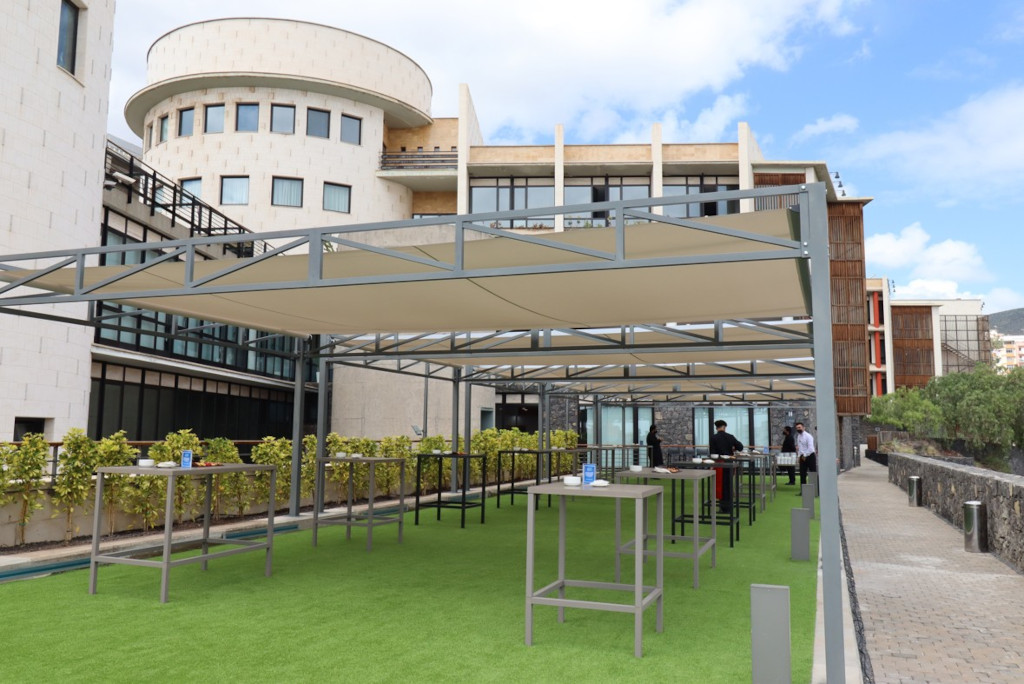 Terrace with metal structure and tables in a hotel in Tenerife.