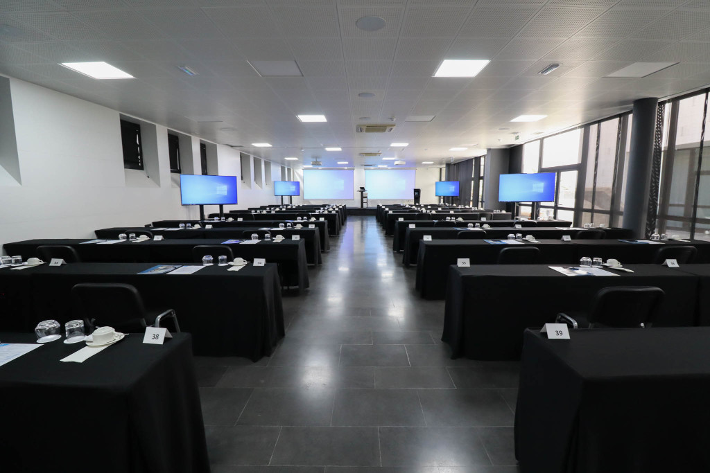 Conference room equipped with tables and screens in Tenerife.