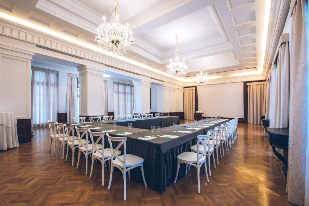 Meeting room with U-shaped tables and white chairs in a hotel in Tenerife.
