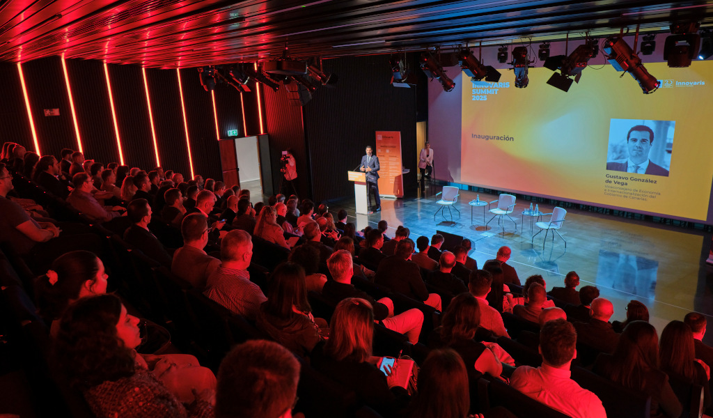 Audience at the opening of Innovaris Summit 2023 in Tenerife; speaker and featured display.