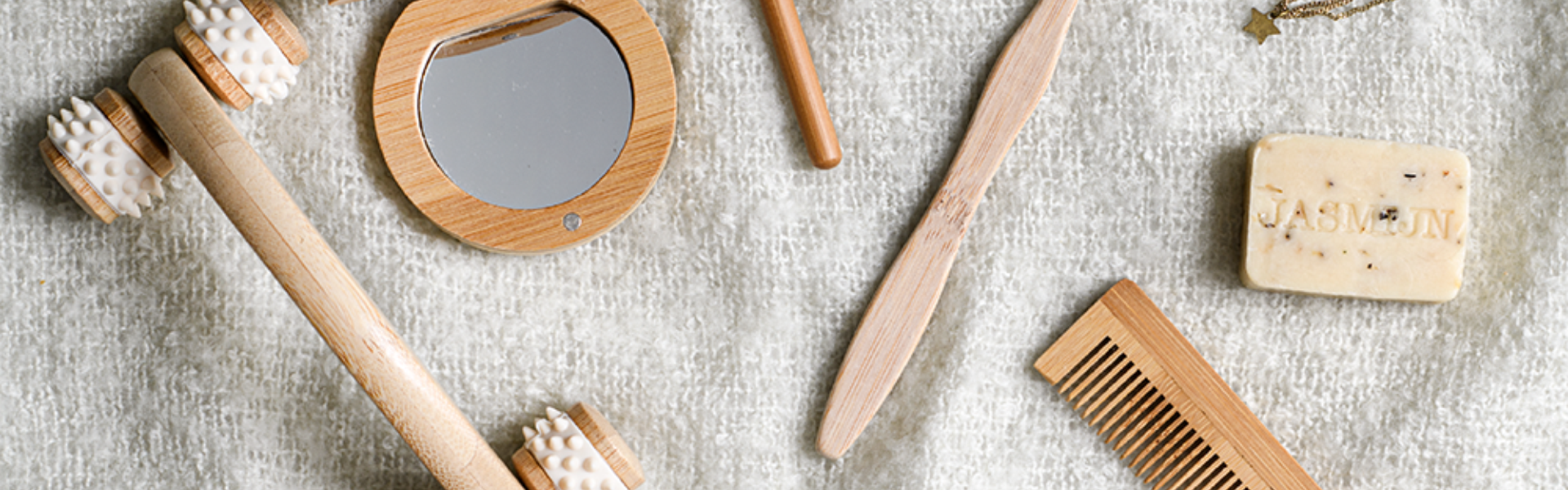 Bamboo and soap toiletries with the word JASMIJN.