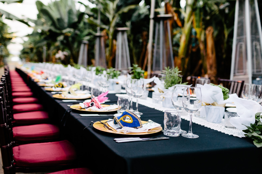 Long table with decorative plates and wine glasses in Tenerife.