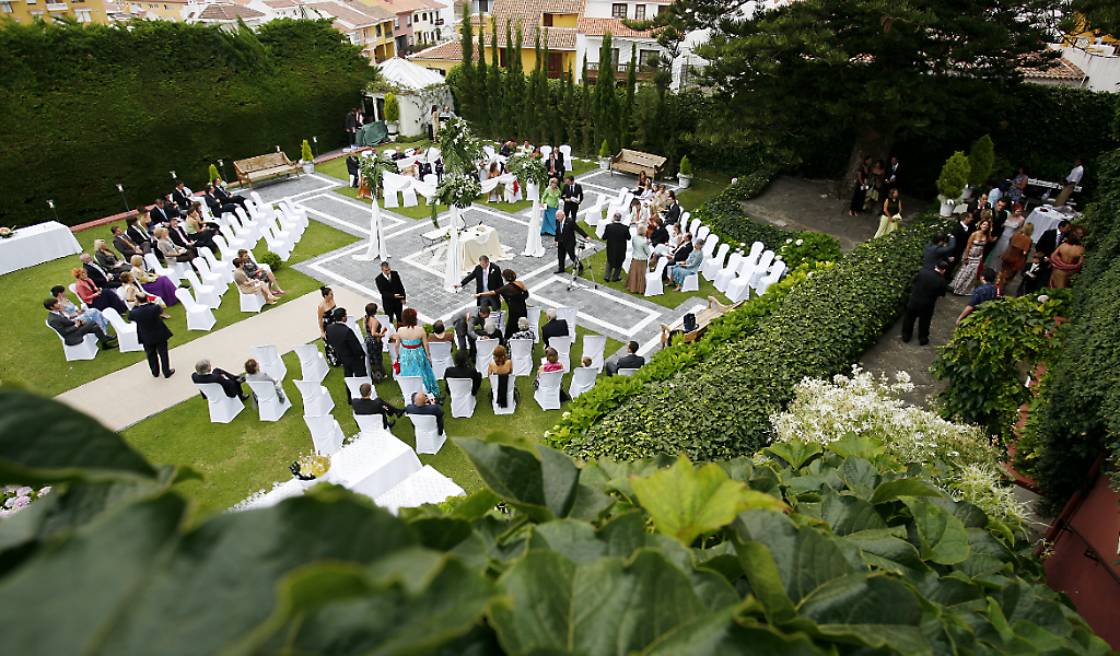Outdoor ceremony with chairs arranged in a garden in Tenerife.