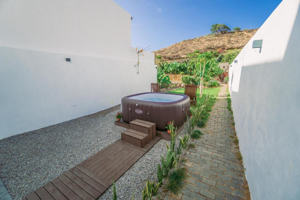 Outdoor jacuzzi in a courtyard surrounded by white walls in Tenerife.