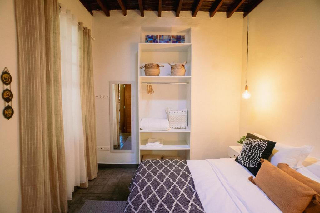 Cozy room in Tenerife with bed, towel rack and simple decor.