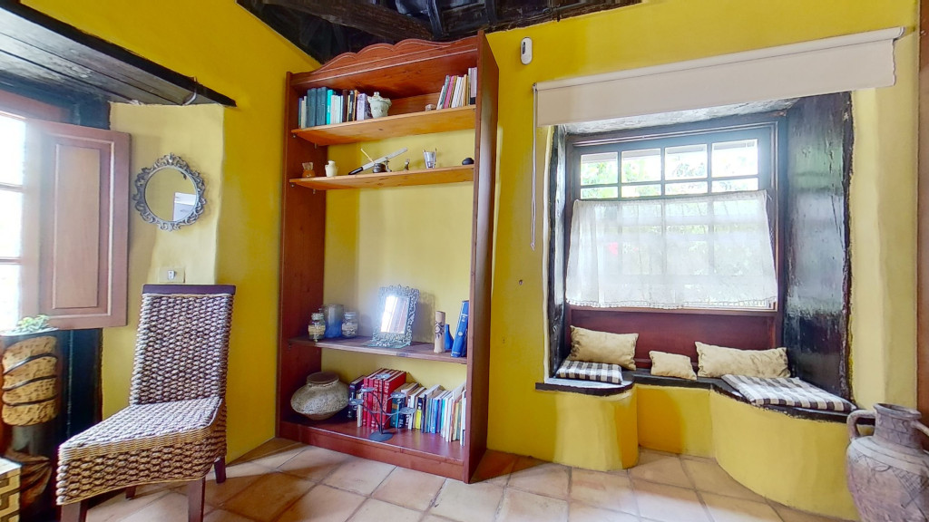 Cozy reading nook with bookshelves and window seating in La Laguna, Tenerife.