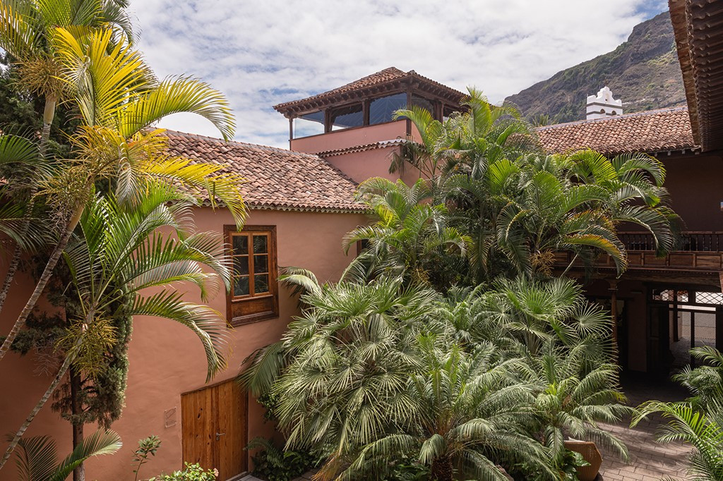 Colonial building with palm trees in a courtyard in Tenerife.