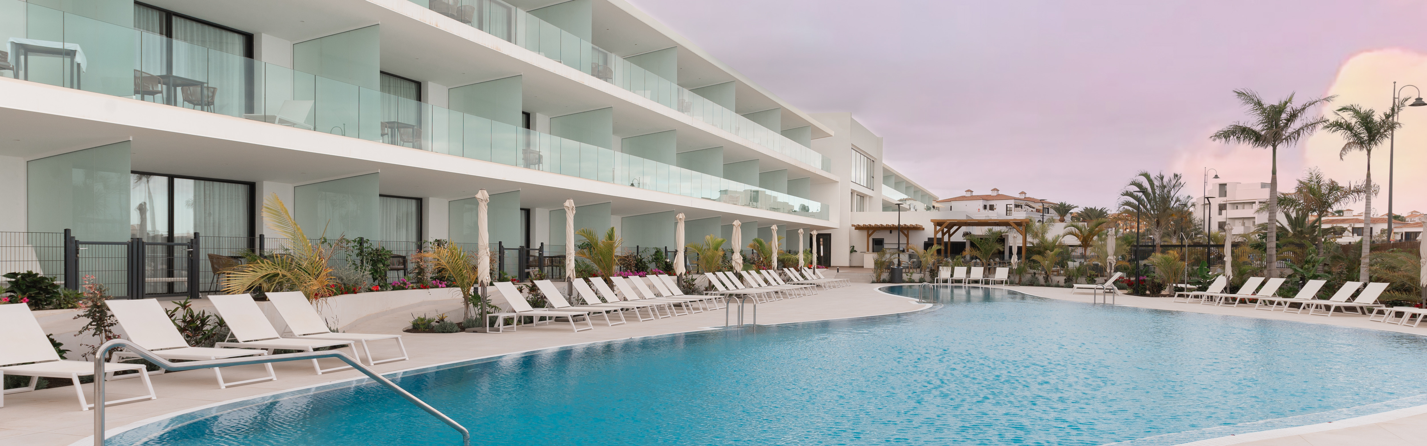 Piscina y fachada