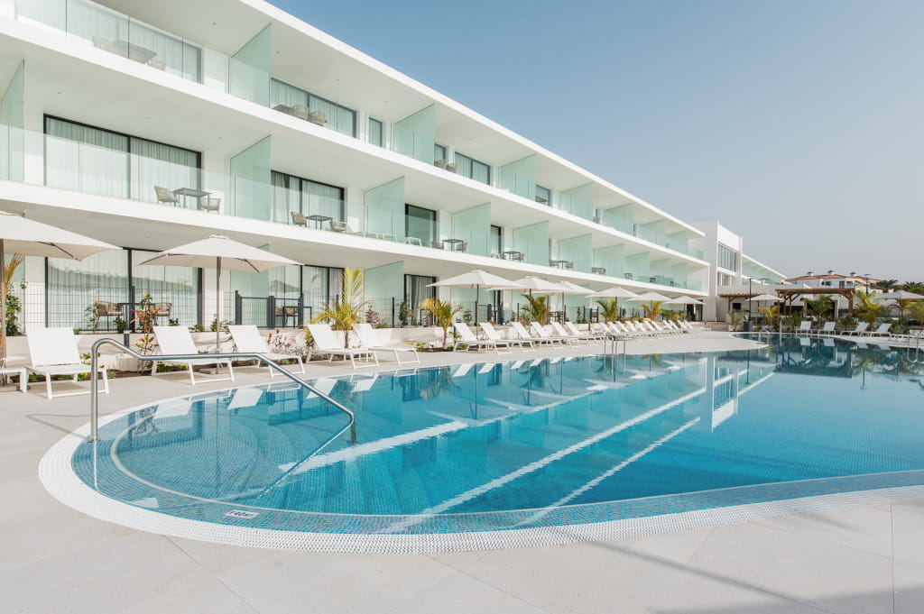 Piscina y fachada