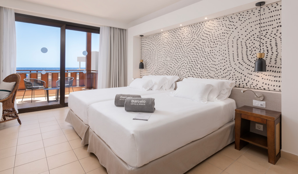 Double room with balcony and sea view in a hotel in Tenerife.