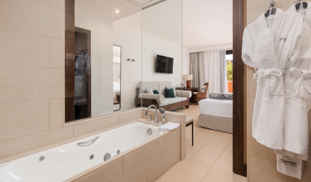 Bathroom with bathtub and view of the bedroom of a hotel in Tenerife.