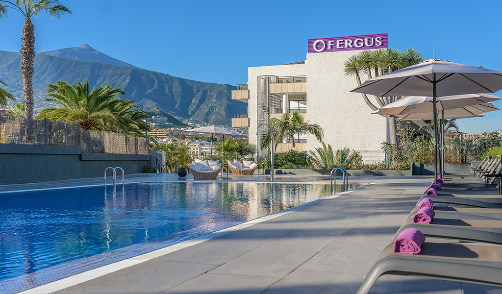 Outdoor pool at Fergus hotel with mountain view in Tenerife.