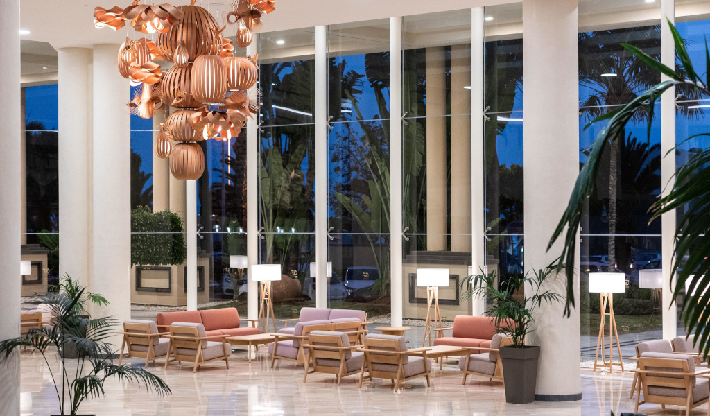 Lobby with seating area and decorative lights in a Tenerife hotel.