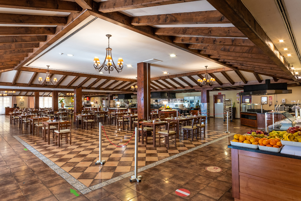 Dining room with wooden beams and fruit display at a restaurant in Tenerife.