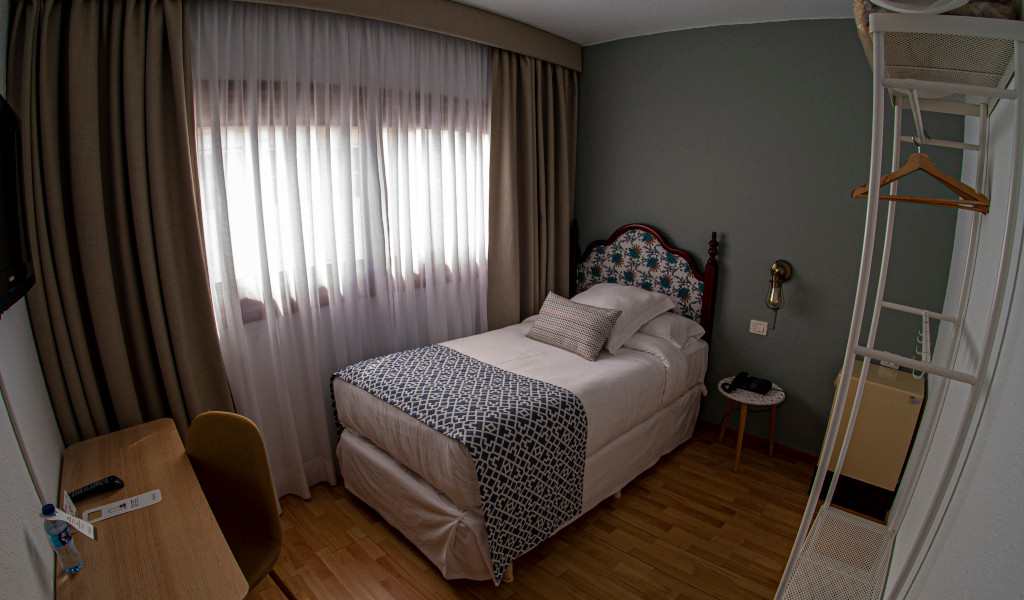 Single bedroom with a desk, chair, and window in Tenerife.