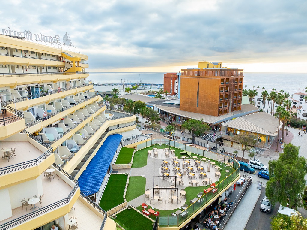 Hotel en Playa de las Américas con balcones y vista al mar, Tenerife.
