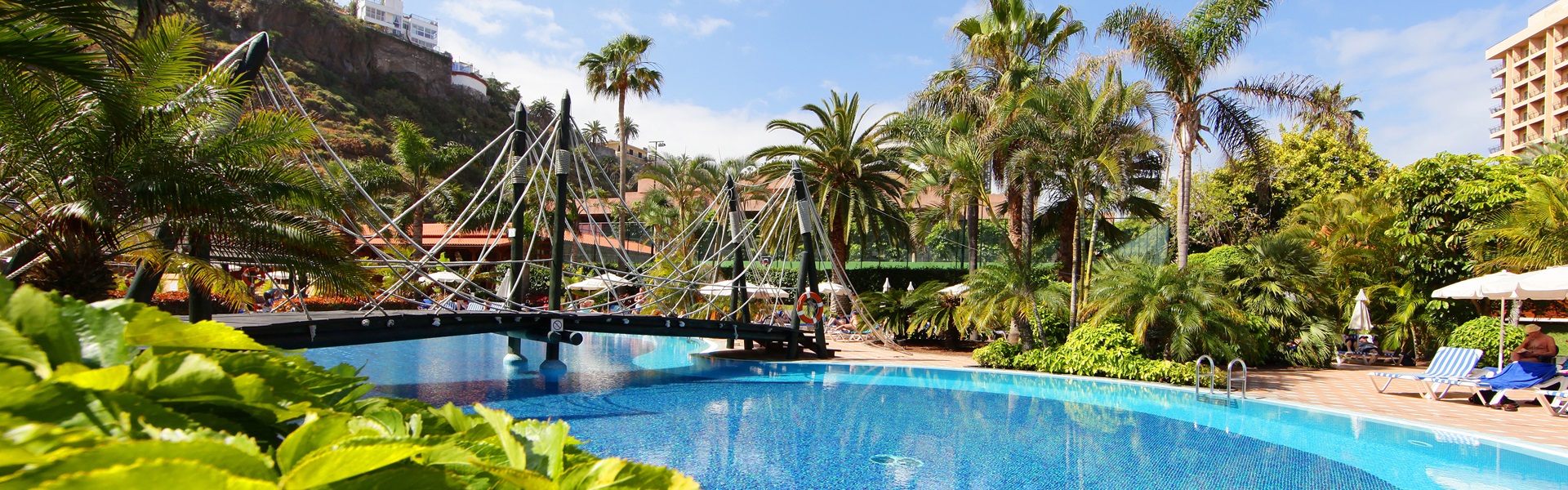Vistas de piscina y jardines del Hotel
