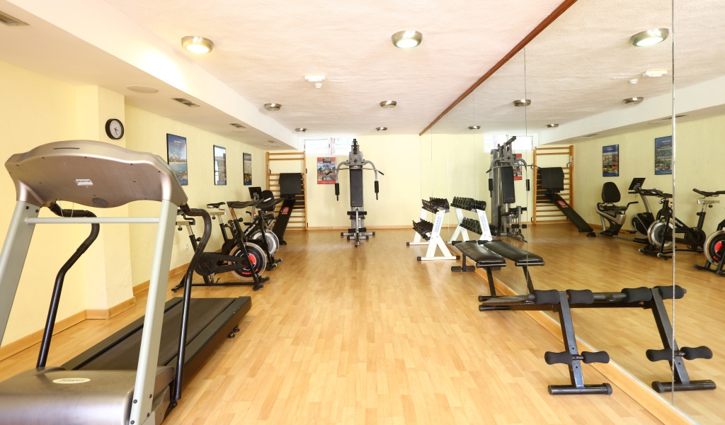 Gym with treadmills, weights, and exercise bikes in Tenerife.