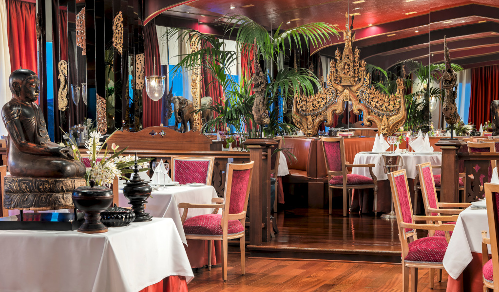 Elegant restaurant with Thai decor and carved wooden details in Tenerife.
