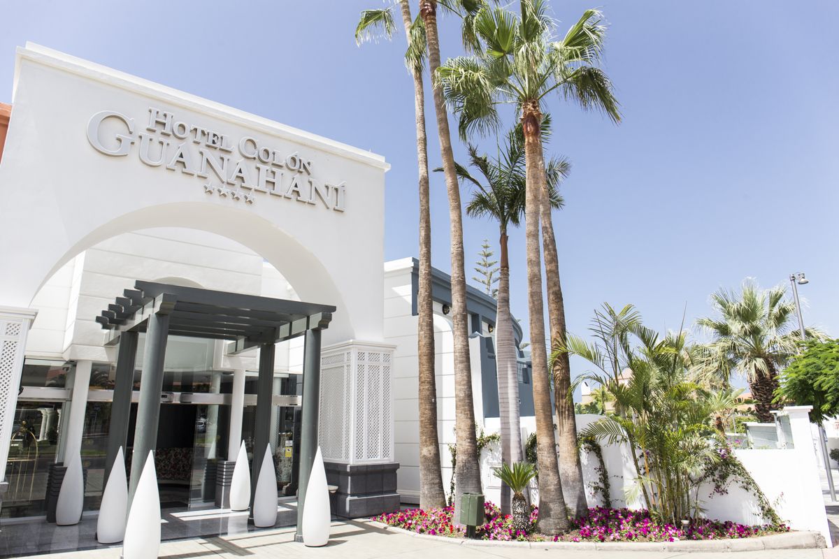 Hotel Colón Guanahaní entrance with palm trees in Tenerife.
