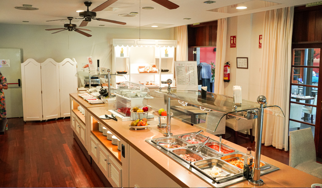 Buffet with various dishes and fruits at a restaurant in Tenerife.