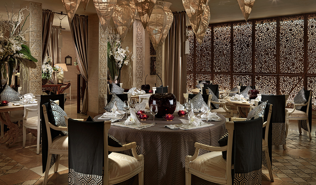 Elegant dining room with decorated tables and chairs in a Tenerife restaurant.