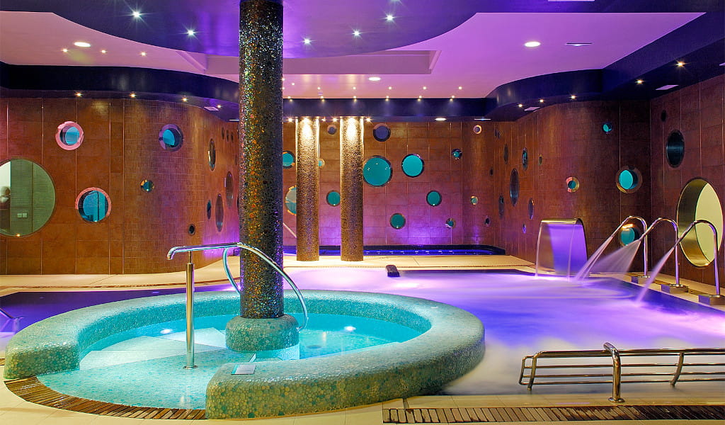 Indoor spa with circular jacuzzi and water fountains in Tenerife.