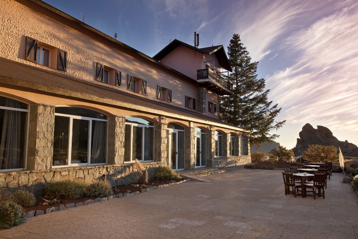 Mountain lodge with patio and tables, with scenic views in Tenerife.