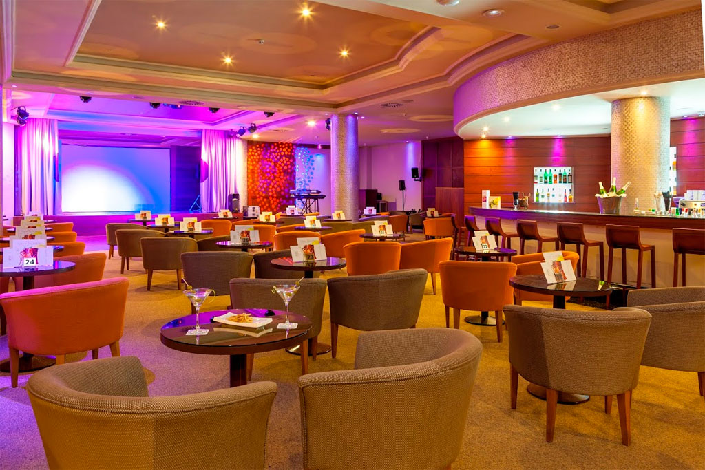 Seating area and bar in a lounge with tables and chairs in Tenerife.