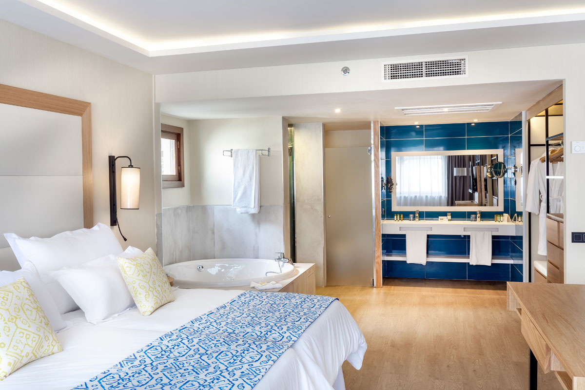 Hotel room with double bed, jacuzzi, and bathroom in Tenerife.