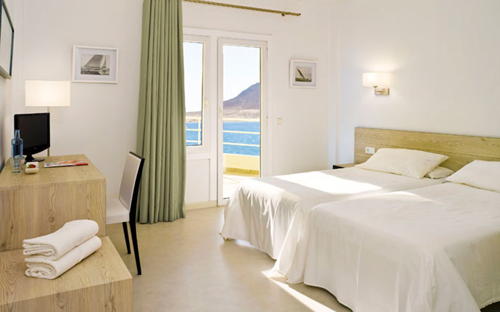 Room with ocean view and twin beds in Santa Cruz de Tenerife hotel.