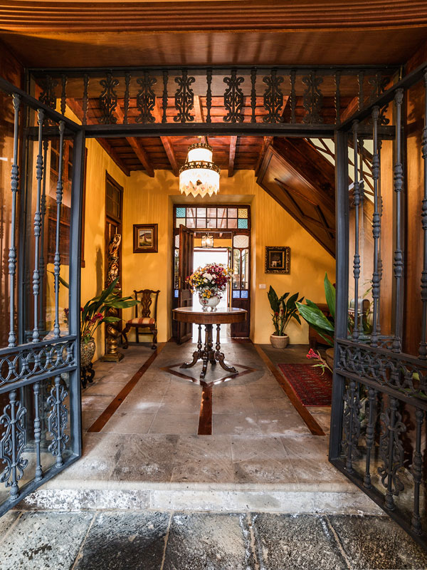 Interior con mesa central y flores en una casa en Tenerife.