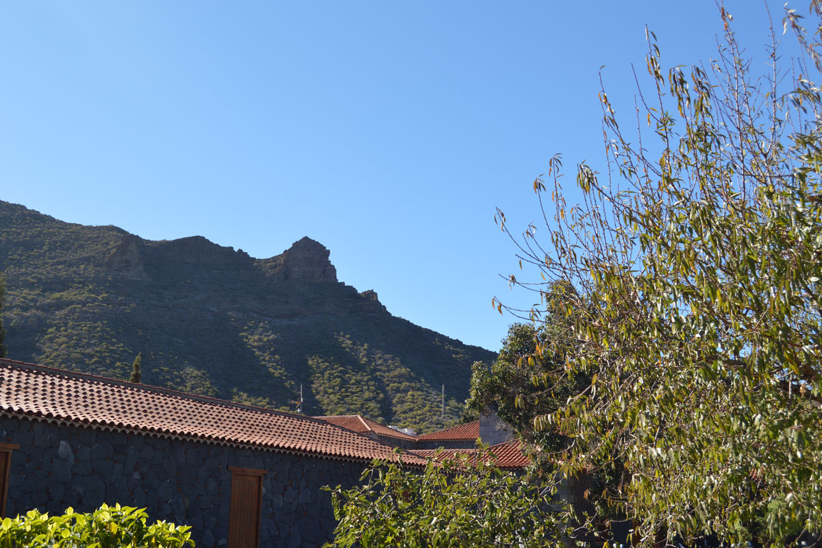 Rural house with tiled roof and mountain backdrop in Tenerife.