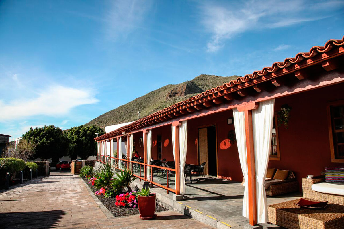 Traditional farmhouse with terracotta roof and mountain view in Tenerife.