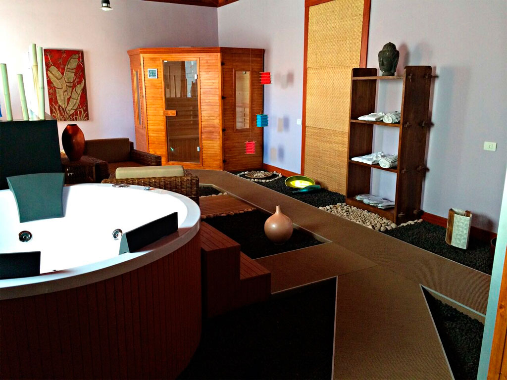 Spa room with jacuzzi and sauna in Tenerife.