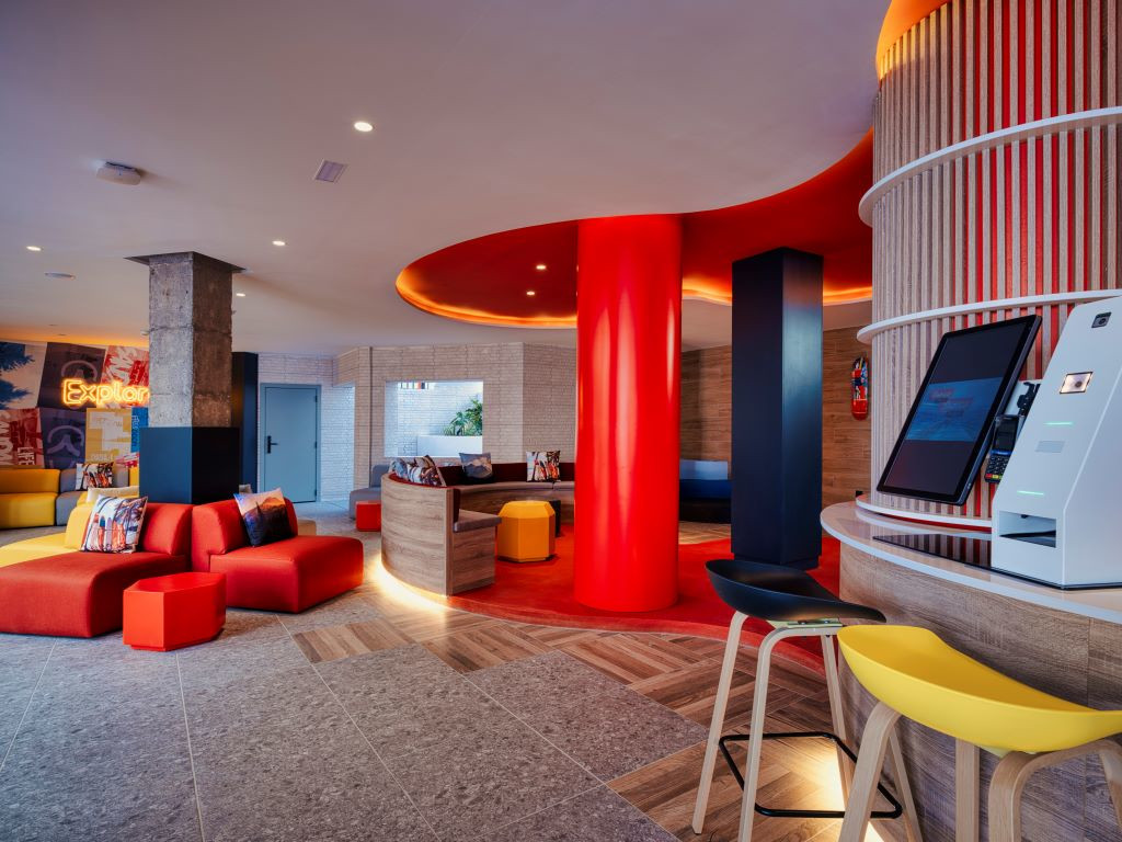 Modern lobby with red sofas and technology in Santa Cruz de Tenerife.