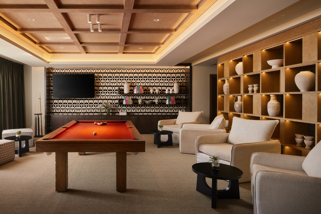 Pool table in a lounge area with a TV and decorative shelves in Tenerife.