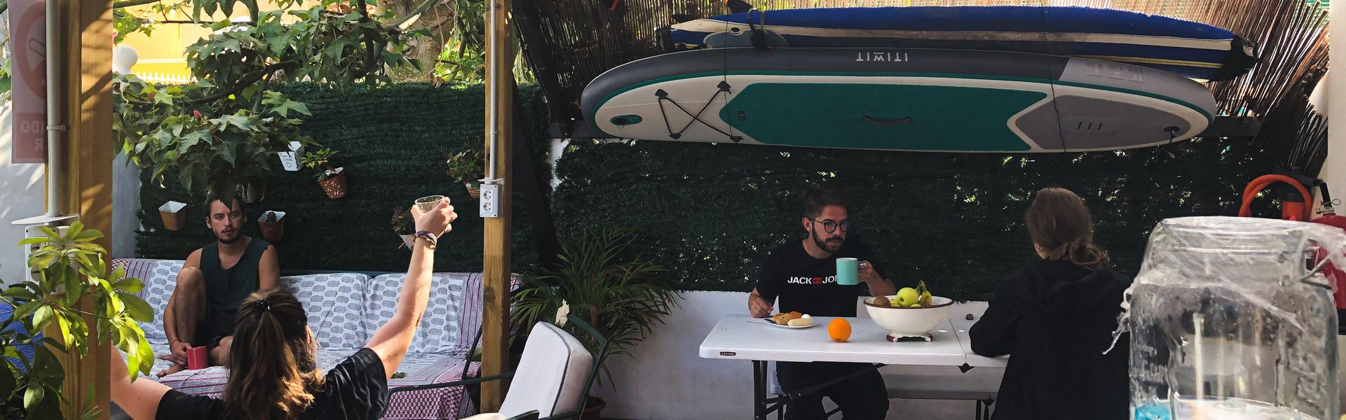 Personas desayunando en terraza