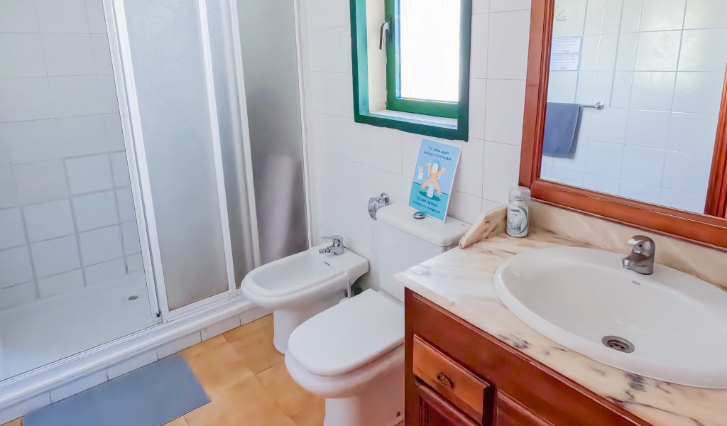 Bathroom with shower, toilet, bidet, and sink in Tenerife accommodation.