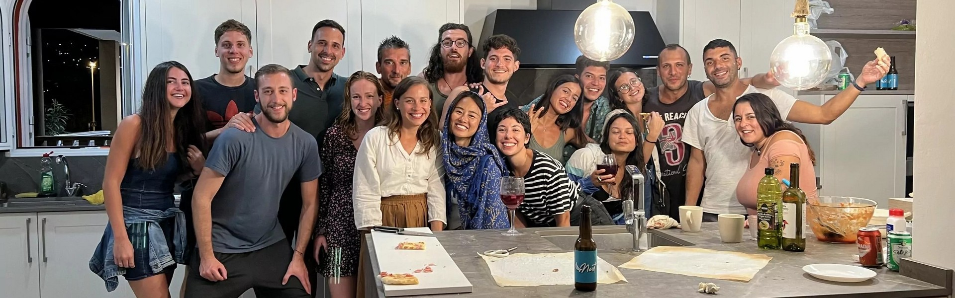 Reunión de personas en cocina