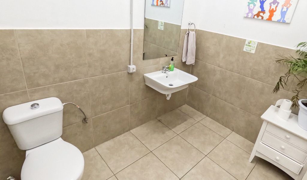 Restroom with toilet, sink, mirror, towel, and plant in Tenerife.
