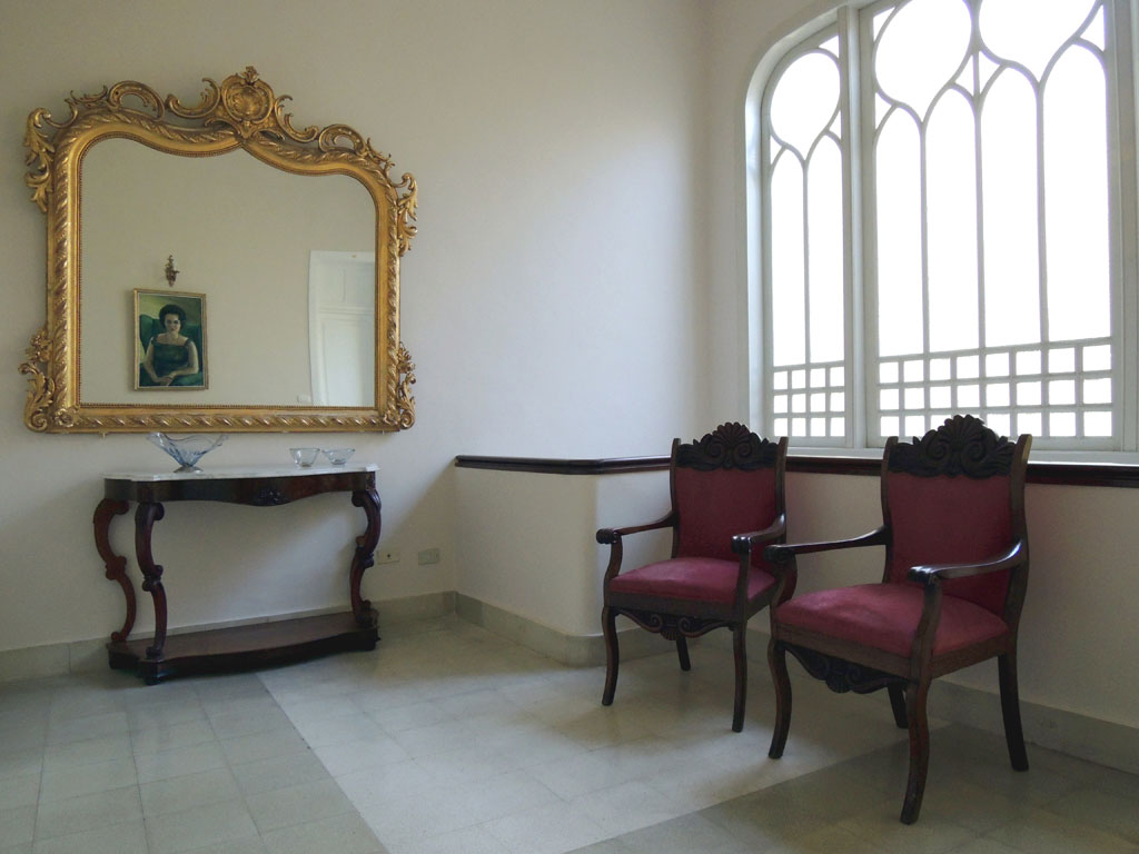 Two red armchairs and a decorative mirror in a Tenerife room.