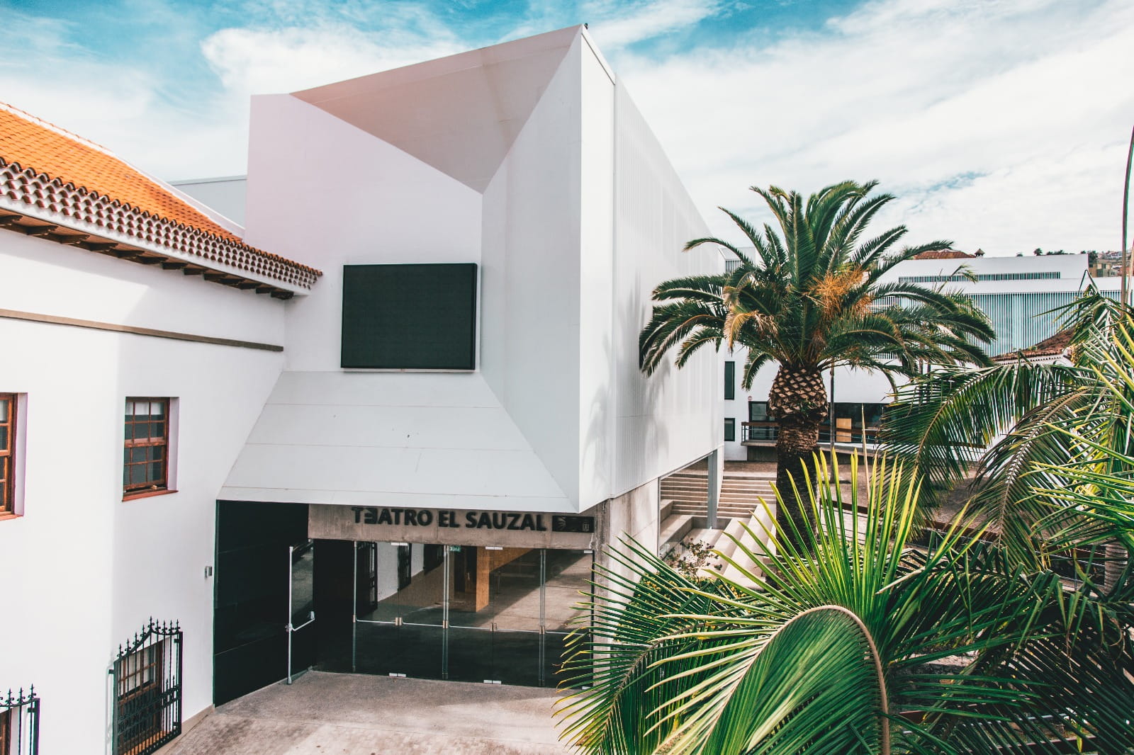 El Sauzal Theatre in Tenerife surrounded by palm trees.